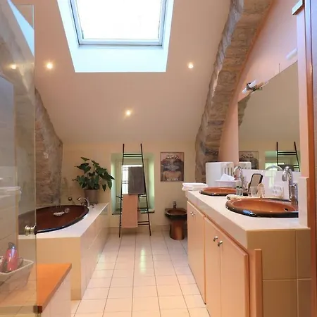 Le Clair De Lune Bed & Breakfast